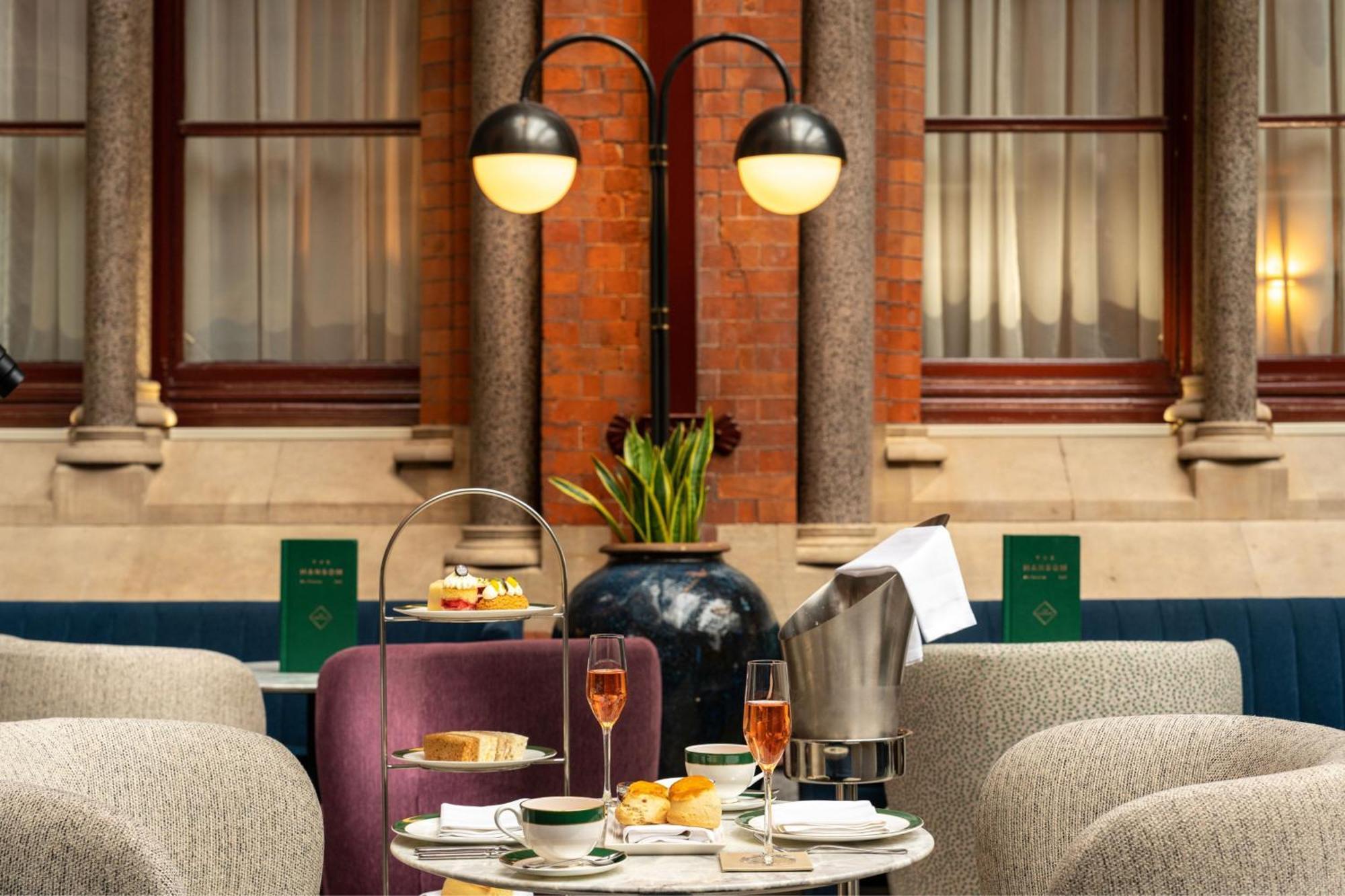 St. Pancras Renaissance Hotel לונדון מראה חיצוני תמונה Afternoon tea at the St Pancras Renaissance Hotel, London