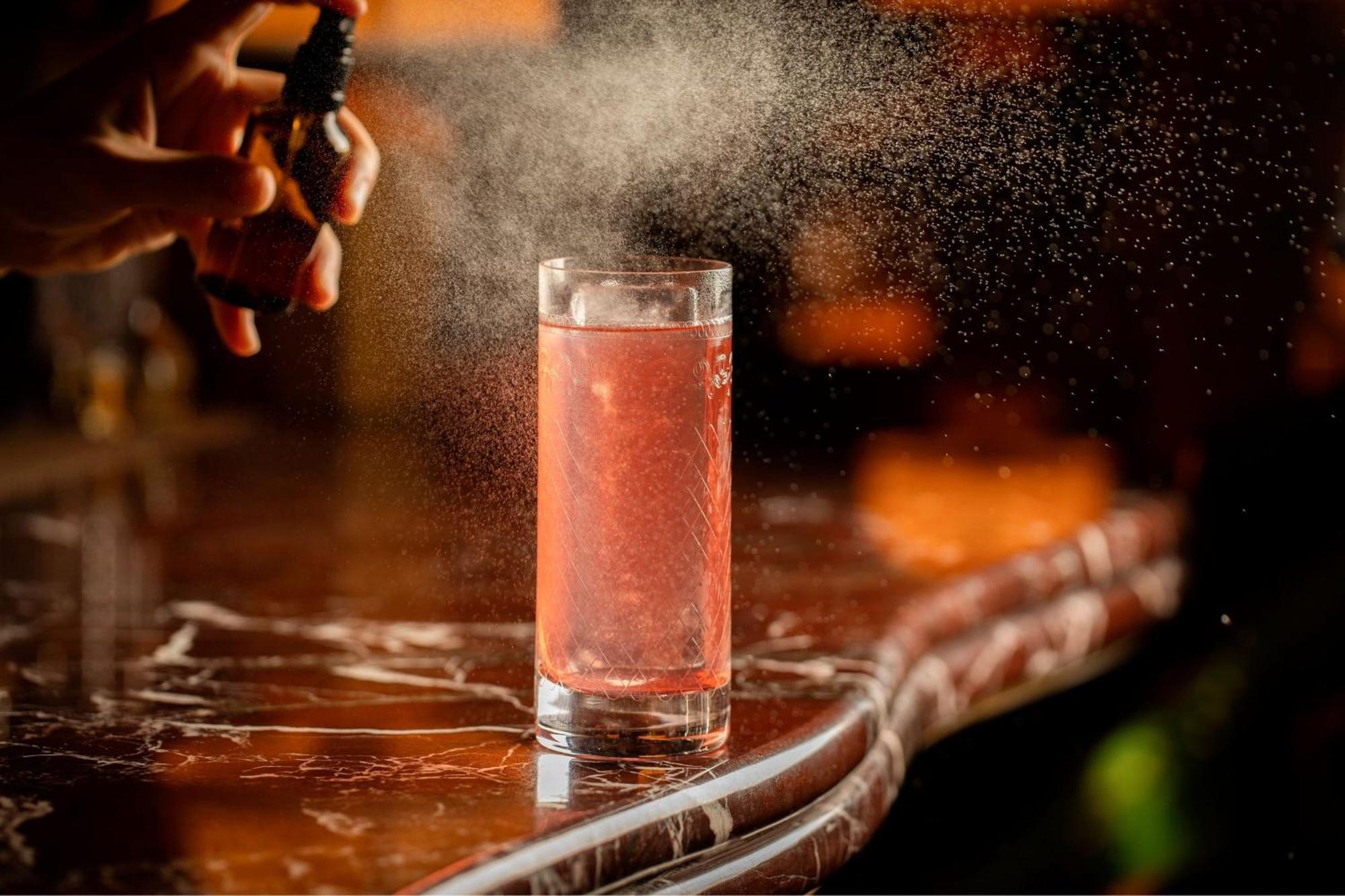 St. Pancras Renaissance Hotel לונדון מראה חיצוני תמונה A Pink Lady being finished with a spray of pink champagne