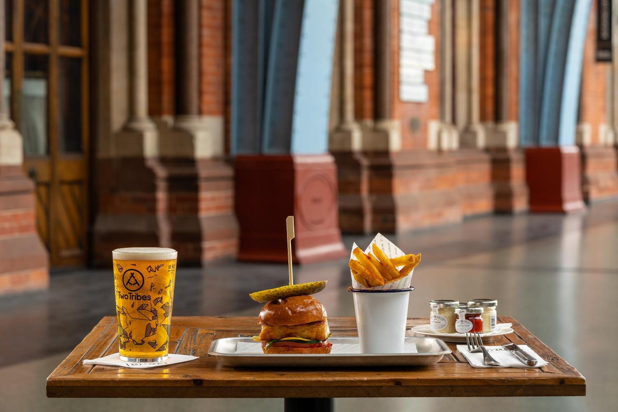 St. Pancras Renaissance Hotel לונדון מראה חיצוני תמונה A burger and chips at the National Portrait Gallery, London