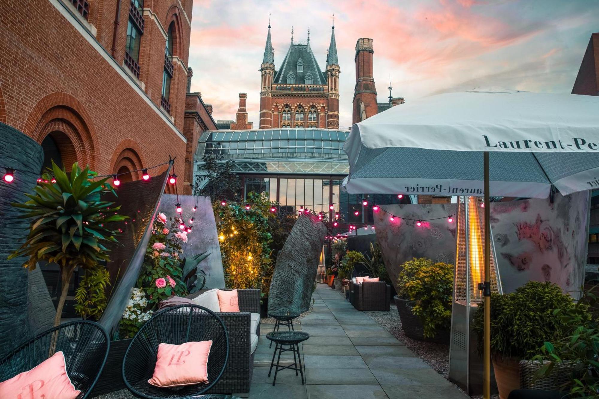 St. Pancras Renaissance Hotel לונדון מראה חיצוני תמונה The rooftop terrace at the London Edition