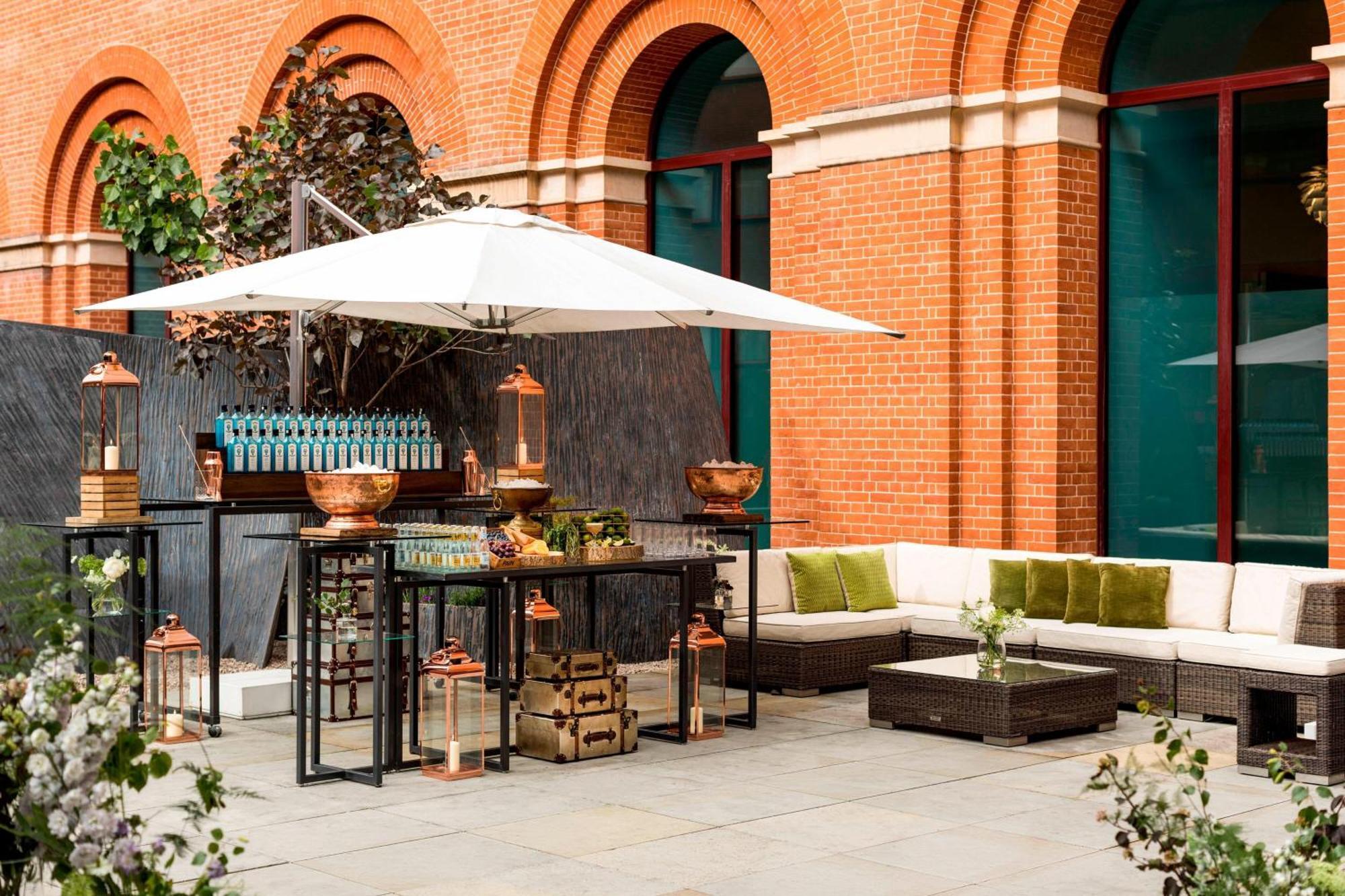 St. Pancras Renaissance Hotel לונדון מראה חיצוני תמונה The courtyard at The Ivy