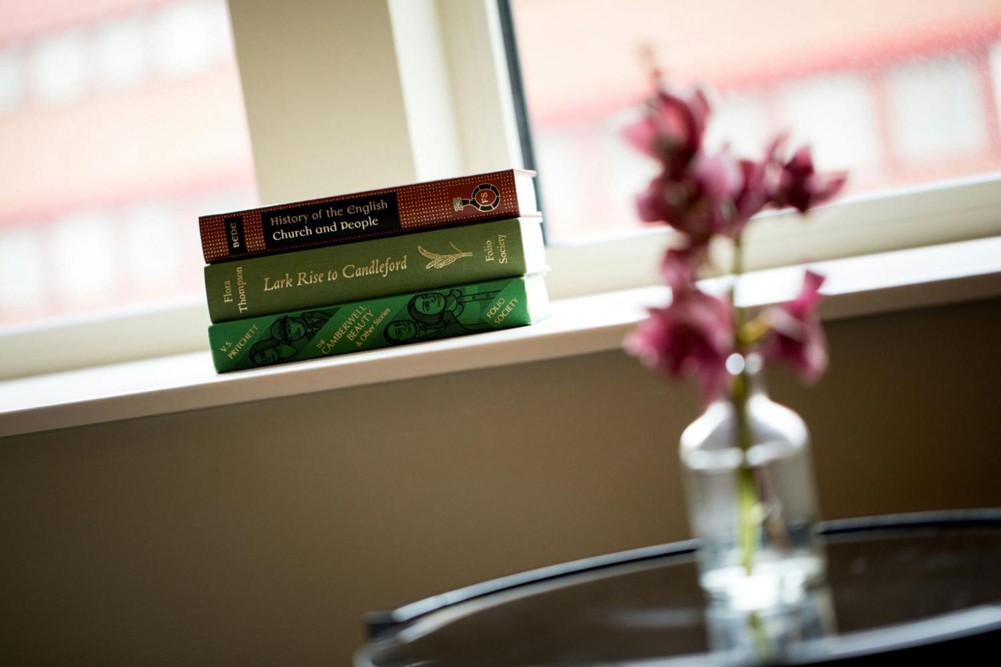 St. Pancras Renaissance Hotel לונדון מראה חיצוני תמונה Books on the windowsill