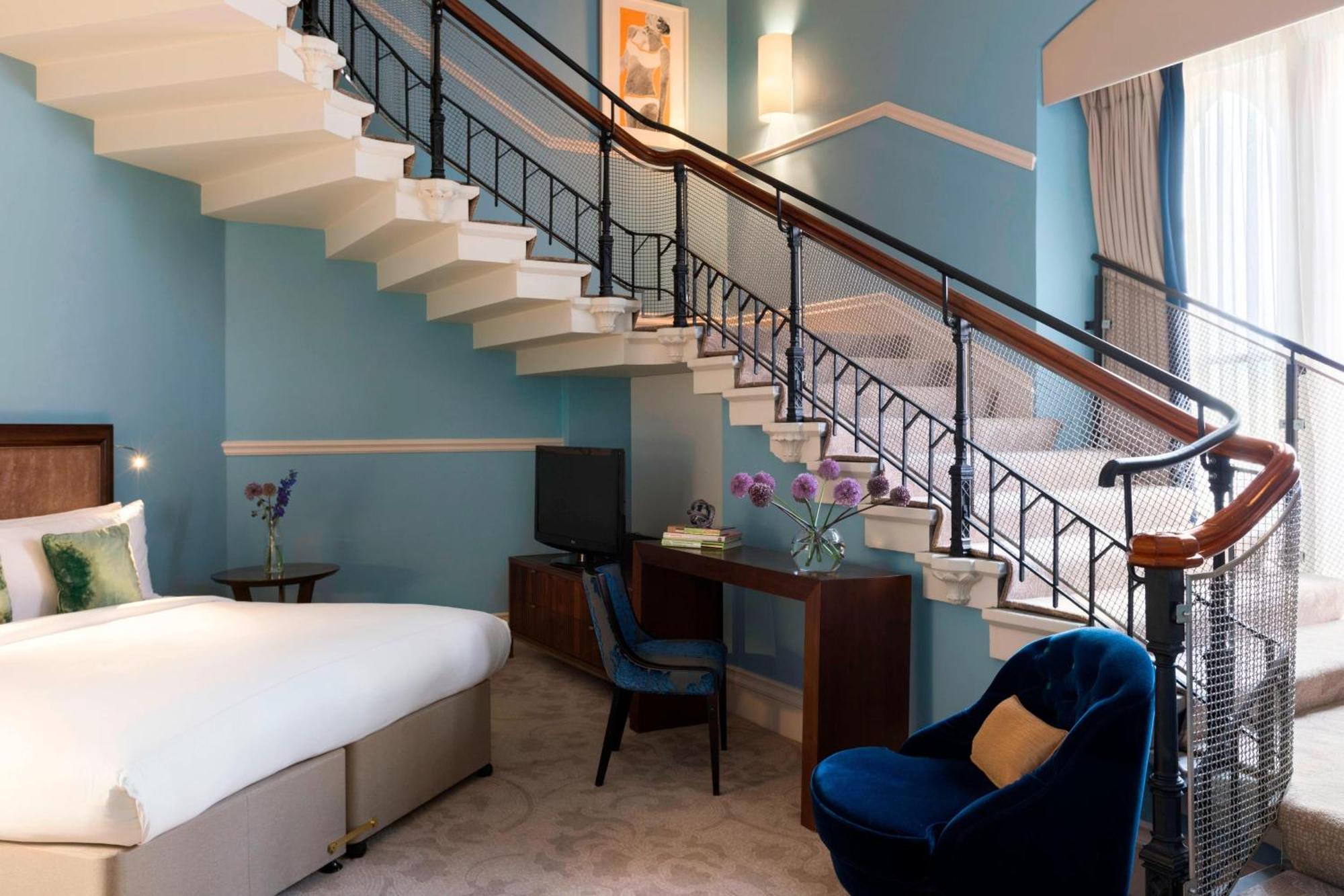 St. Pancras Renaissance Hotel לונדון מראה חיצוני תמונה A suite at the hotel