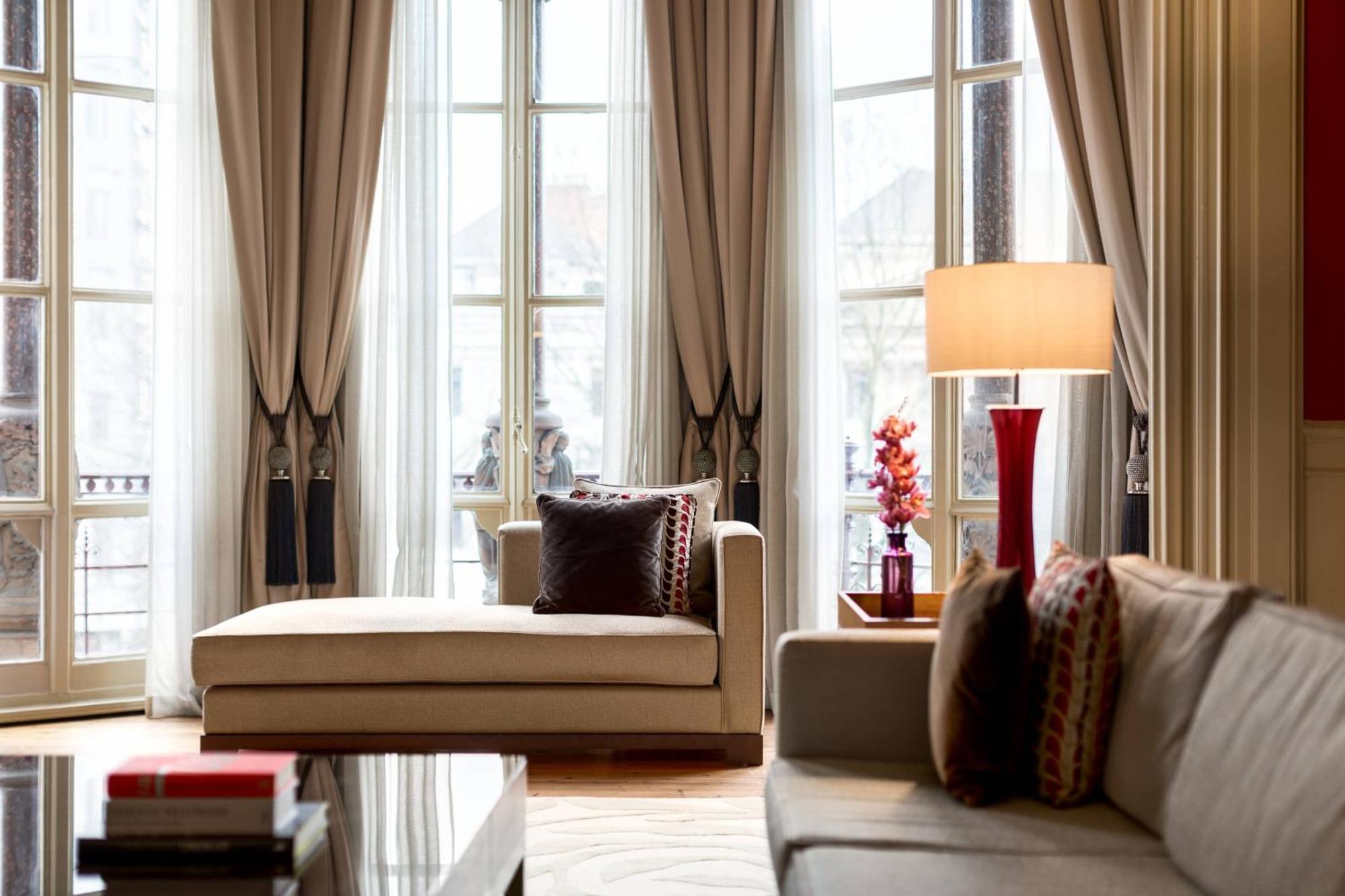 St. Pancras Renaissance Hotel לונדון מראה חיצוני תמונה A living room with a chaise longue