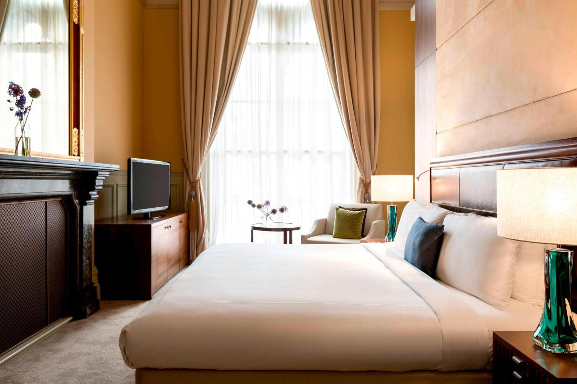 St. Pancras Renaissance Hotel לונדון מראה חיצוני תמונה A bedroom at the hotel